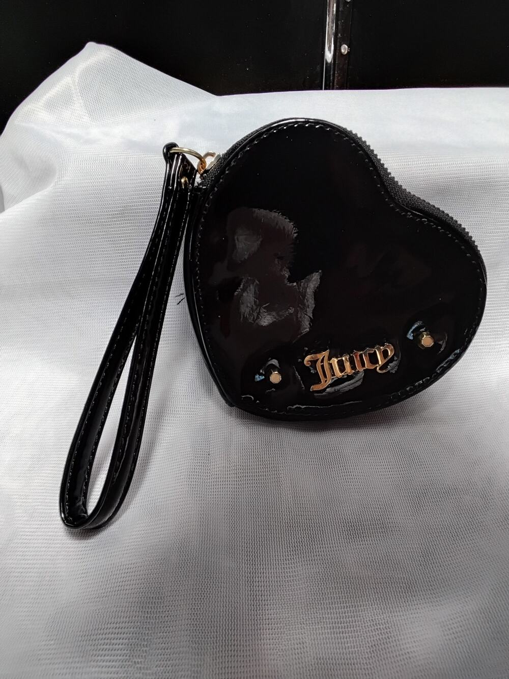 Juicy Couture small wristlet in patent leather shape is a heart zip around